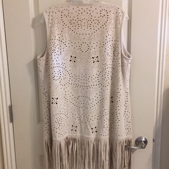 Cutout open Fringe Vest - Picture 2 of 7